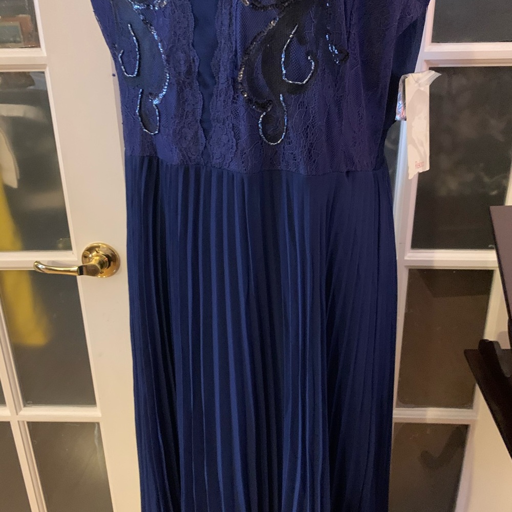 Reba...Another Stunner Dress - Picture 7 of 16